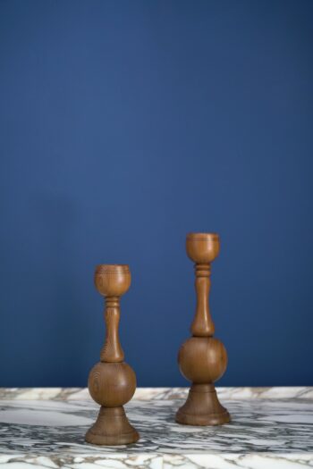 Pareja de Candelabros de Nogal