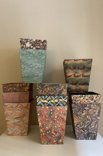 Papelera Papel Marmoleado de Natalia Moreno - Imagen 2